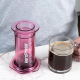 Cafetera AeroPress Clear Azul y Rosa - DFRNT.