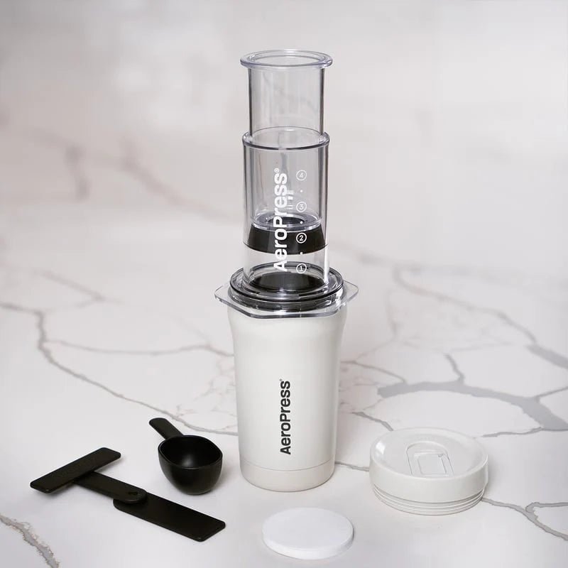 Cafetera AeroPress Go Plus Viaje - Negro y Crema - DFRNT.